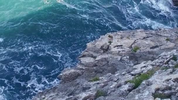 Lento con vista sulle scogliere dietro la spiaggia nascosta di Gulpiyuri 07 — Video Stock