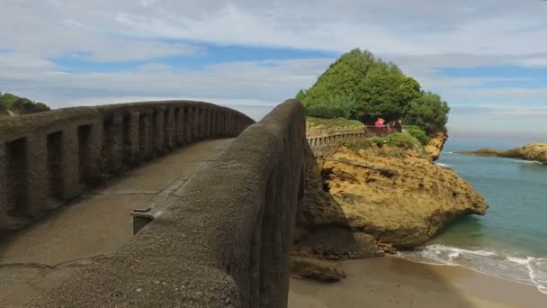 Stenen brug naar het rotseilandje Rocher Du Basta 01 — Stockvideo