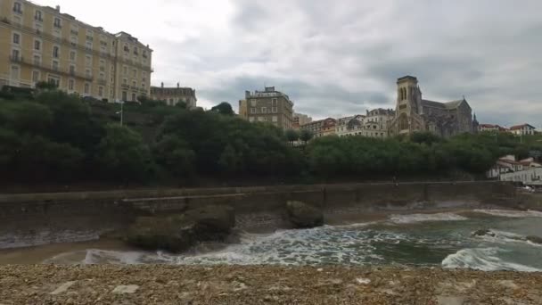 Praia de Biarritz da ilhota Rocher Du Basta 07 — Vídeo de Stock