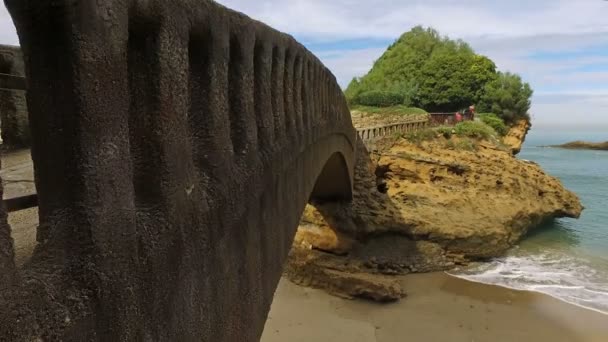 ロシェ ・ デュ ・ バスタ 03 膵島に石造りの橋 — ストック動画