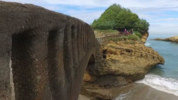 Puente de piedra al islote Rocher Du Basta 04 — Vídeo de stock