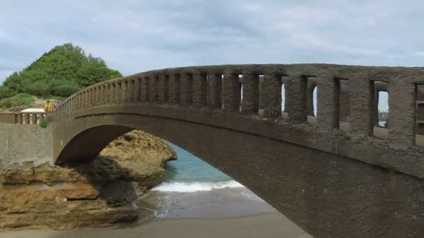 Kamenný most na ostrůvek Rocher Du Basta 09 — Stock video