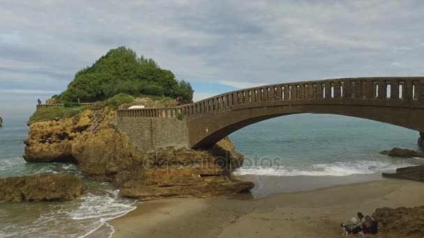 Πέτρινη γέφυρα με το νησάκι Basta Du Rocher 10 — Αρχείο Βίντεο