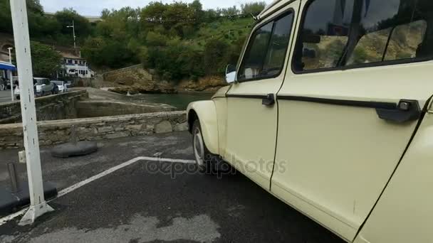 An old Citroen 2CV in Alle Port Des Pcheurs — Αρχείο Βίντεο