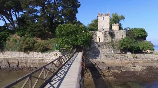 Grúa en pasarela frente al castillo de Santa Cruz — Vídeos de Stock