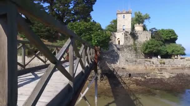 Grúa en pasarela frente al castillo de Santa Cruz — Vídeos de Stock