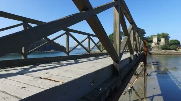 サンタ ・ クルス城 05 に向かって歩道橋を — ストック動画