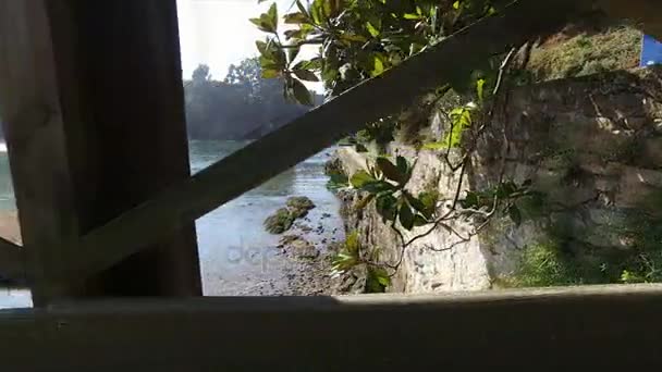 Avançando por passarela e frente de mar em Castillo de Santa Cruz — Vídeo de Stock