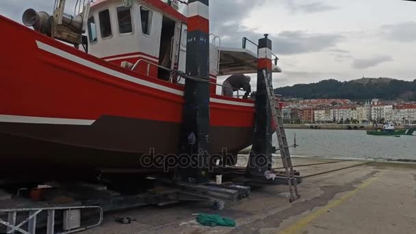 Balıkçı teknesi kuru İskeledeki Castro Urdiales 06 — Stok video