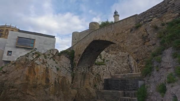 Middeleeuwse brug Castro Urdiales — Stockvideo