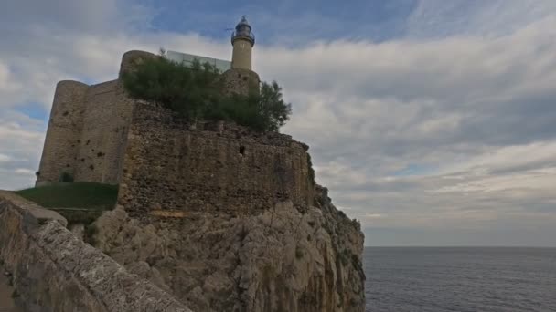 Ponte medieval e castelo - farol Castro Urdiales — Vídeo de Stock