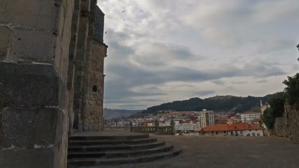 Ascendente na Catedral de Castro Urdiales — Vídeo de Stock