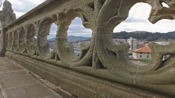 Olhando através das rosetas do corrimão gótico da Catedral de Castro Urdiales 21 — Vídeo de Stock