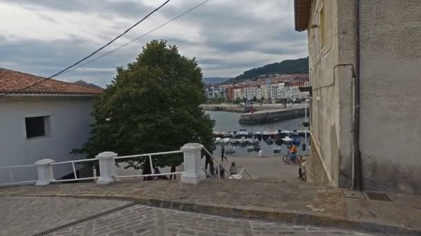 Passeando pelo litoral e pelas escadas até ao porto Casco Viejo Castro Urdiales 36 — Vídeo de Stock