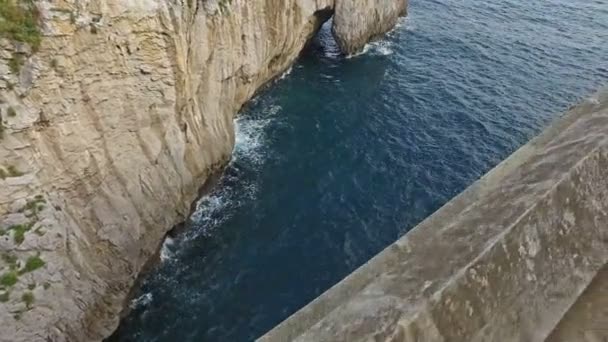 Flygande över klippan i Castro Urdiales 34 — Stockvideo