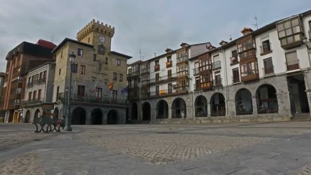 Pohybující se směrem k Castro Urdiales radnice 41 — Stock video