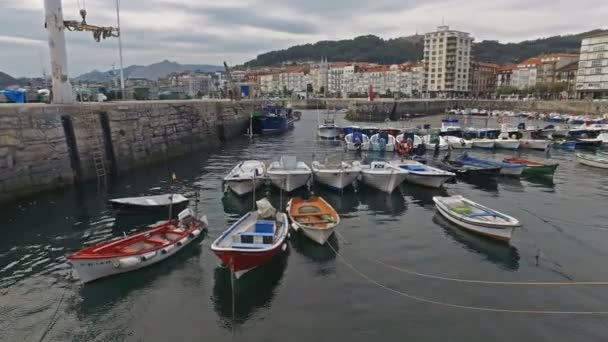 Amarrações de barco no porto de pesca Castro Urdiales 38 — Vídeo de Stock