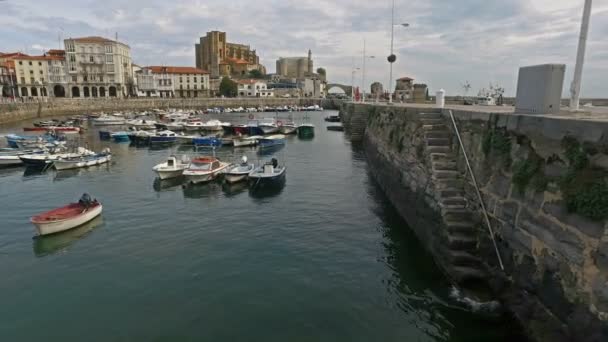 Amarrações de barco no porto de pesca Castro Urdiales 45 — Vídeo de Stock