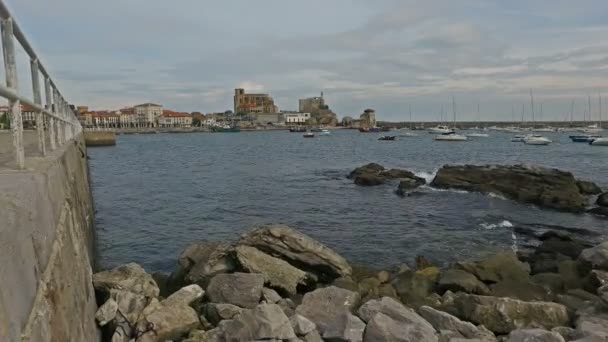 A côté du Club Nautico Castro Urdiales 51 — Video