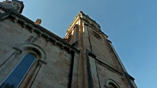 Recorriendo el perímetro de la Basílica de Covadonga 07 — Vídeo de stock