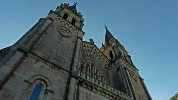 Recorriendo el perímetro de la Basílica de Covadonga 08 — Vídeo de stock