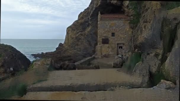 Escalada frente a la ermita colgada de los acantilados 04 — Vídeos de Stock