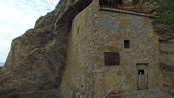 La ermita colgando de los acantilados 06 — Vídeos de Stock