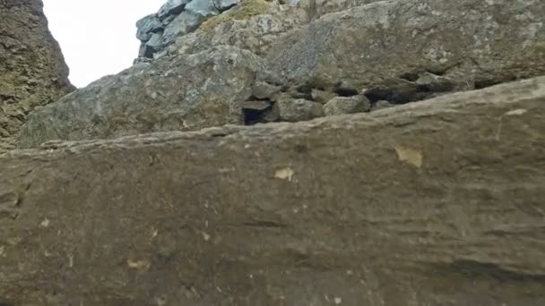 Subiendo las escaleras de roca hasta la ermita colgada de los acantilados 13 — Vídeos de Stock