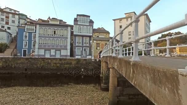 Salita accanto al Ponte del Bacio Luarca 01 — Video Stock