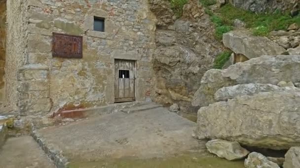 Avancer vers la porte de l'ermitage qui pend de la falaise 19 — Video