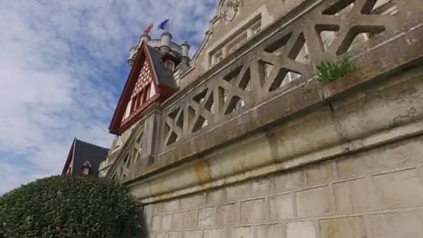 Ascendendo em frente à entrada principal Fachada Sul Palácio de la Magdalena 04 — Vídeo de Stock