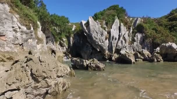 Entdeckung des versteckten Strandes von Gulpiyuri 05 — Stockvideo