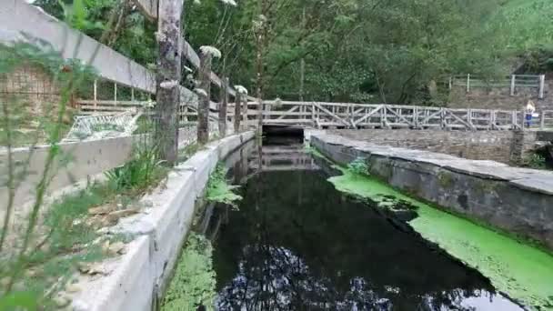 Recorriendo un canal de agua en Taramundi 11 — Vídeo de stock