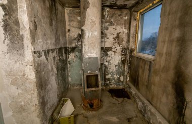 Korkunç çöp paraşüt ile ucuz apart daire bina. Bina bu tür bir 