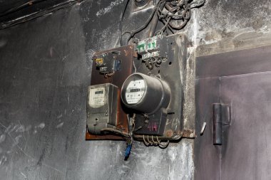 Ucuz daireler ile daire binanın eski elektrik metre korkunç koridorda. Bina bu tür bir 