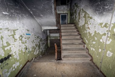 Bir apartman ucuz daireler ile korkunç bir iç. Genellikle, bu tür bina sakinleri zavallı insanlar. Bina bu tür bir 