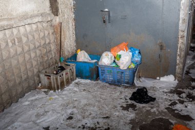 Rusya, Vladivostok, 12/12/2017. Çöplüğü. Kir ve pis koku. Çevre sorunları. Şehrin yoksul bölgelerinde. Sokaklarda çamur.