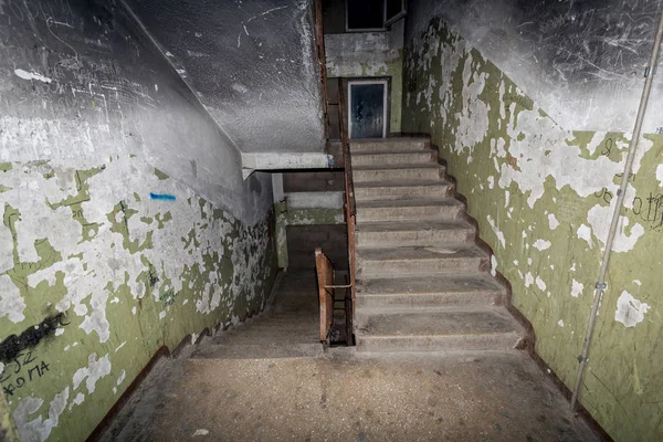 Bir apartman ucuz daireler ile korkunç bir iç. Genellikle, bu tür bina sakinleri zavallı insanlar. Bina bu tür bir 