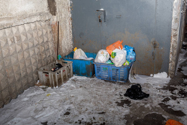 Россия, Владивосток, 12.12.2017 г. Мусорная свалка. Грязь и вонь. Проблемы окружающей среды. Бедные районы города. Грязь на улицах
.