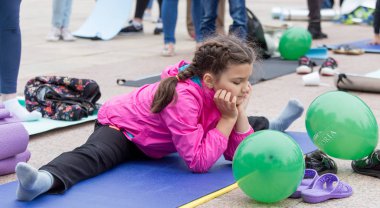 Rusya, Vladivostok, 06/18/2016. Genç kız yapar Yoga bölünmüş Eğitimi'ni. Spor ve sağlık. Jimnastik ve Hint yoga.