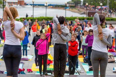 Rusya, Vladivostok, 06/18/2016. Yoga eğitmenleri mevcut yoga asana Yoga eğitim açın. Seyirci antrenörler Asanalar (duruşlar) yineleyin. Spor ve sağlık. Hint yoga.