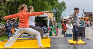 Rusya, Vladivostok, 06/18/2016. Yoga eğitmenleri mevcut yoga asana Yoga eğitim açın. Süre pratik yoga öğrenebilirsiniz temel duruşlar gösteriyorlar. Spor ve sağlık. Hint yoga.