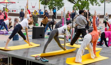 Rusya, Vladivostok, 06/18/2016. Yoga eğitmenleri mevcut yoga asana Yoga eğitim açın. Süre pratik yoga öğrenebilirsiniz temel duruşlar gösteriyorlar. Spor ve sağlık. Hint yoga.