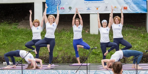 Rússia Vladivostok 2016 Treinadores Ioga Apresentam Asana Ioga Treinamento Aberto — Fotografia de Stock