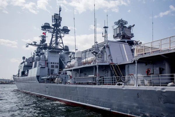 ピアスの現代ロシア軍巡洋艦戦艦で表示します ロシア ウラジオストク — ストック写真