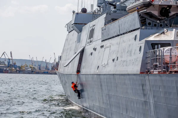 船員は 現代のロシア軍巡洋艦戦艦のボードの背後にある動作します ロシア ウラジオストク — ストック写真