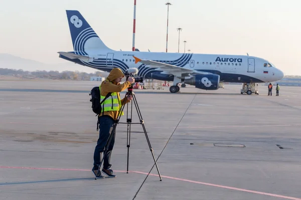 Russia Vladivostok 2017 Cameraman Shoots Video Plane Runway Airbus A319 — Stock Photo, Image