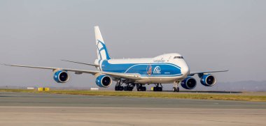 Rusya, Vladivostok, 10/13/2017. Kargo jeti uçak Boeing 747-Bf Airbridgecargo Havayolları üstünde uçak pisti. Havacılık ve ulaşım.