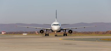 Rusya, Vladivostok, 10/13/2017. Jet yolcu uçağı Airbus A319 Aurora Havayolları, önden görünüm. Havacılık ve ulaşım.