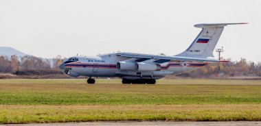 Rusya, Vladivostok, 10/13/2017. Jet uçağı Ilyushin Il-76 kurtarma (Nato rapor adı: samimi) Bakanlığı acil durumlar, Rusya'nın iniyor. Havacılık ve ulaşım.